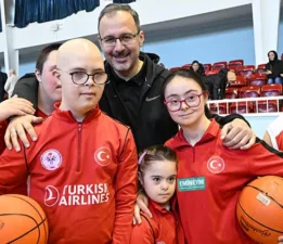 Milli sporcular ile basketbol oynadı