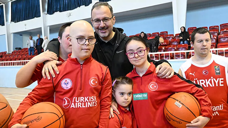 Milli sporcular ile basketbol oynadı