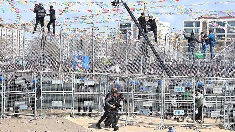 Diyarbakır’da nevruz kutlamasında olay !