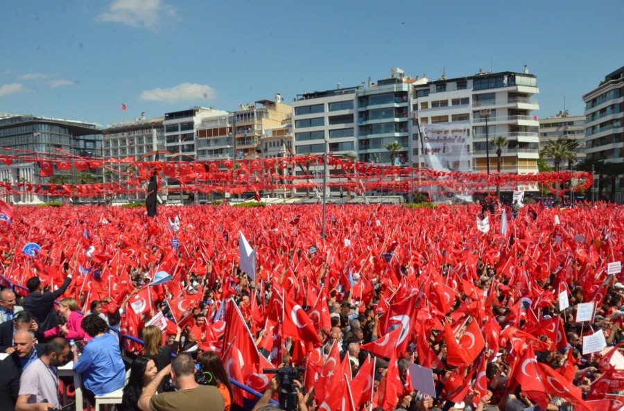 Gündoğdu Meydanı hınca hınç dolu!