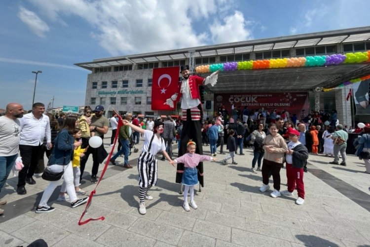 Çocuklar Cumhuriyet Meydanı’nda doyasıya eğlendi