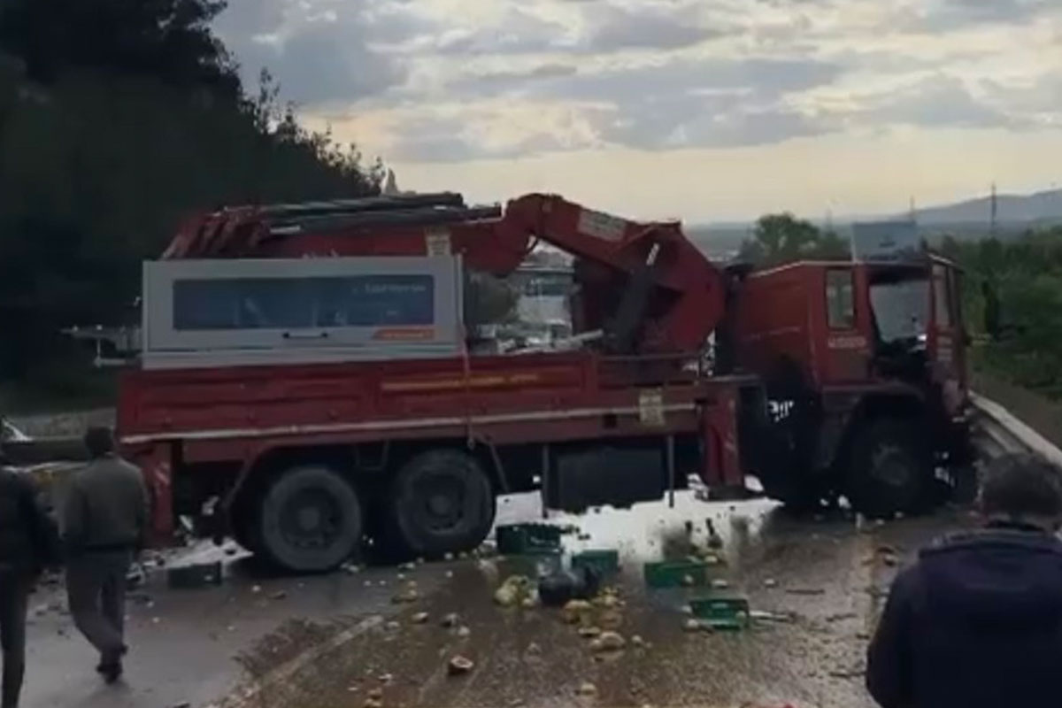 Bursa’da vinç ile kamyon çarpıştı!