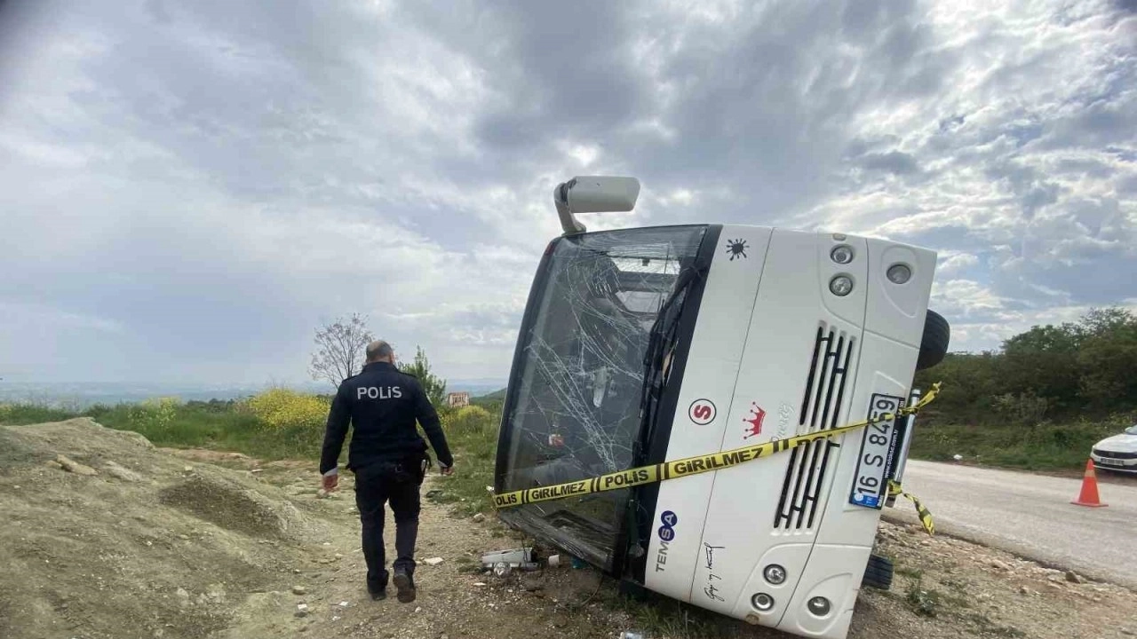 Öğrenci servisi ile hafriyat kamyonu çarpıştı!