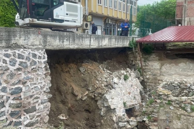 Tarihi kazı alanında istinat duvarı çöktü