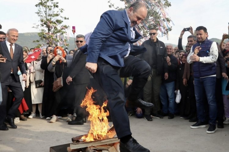 Varank, Bursa’da Hıdırellez ateşinden atladı