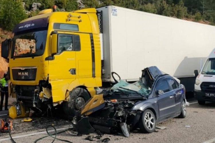 TIR’la çarpışan otomobil paramparça oldu!