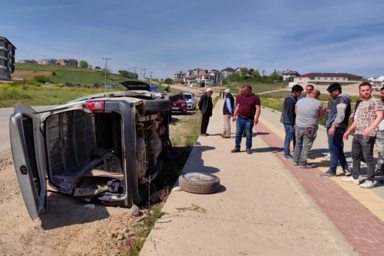 Bursa’da minibüs virajda takla attı!