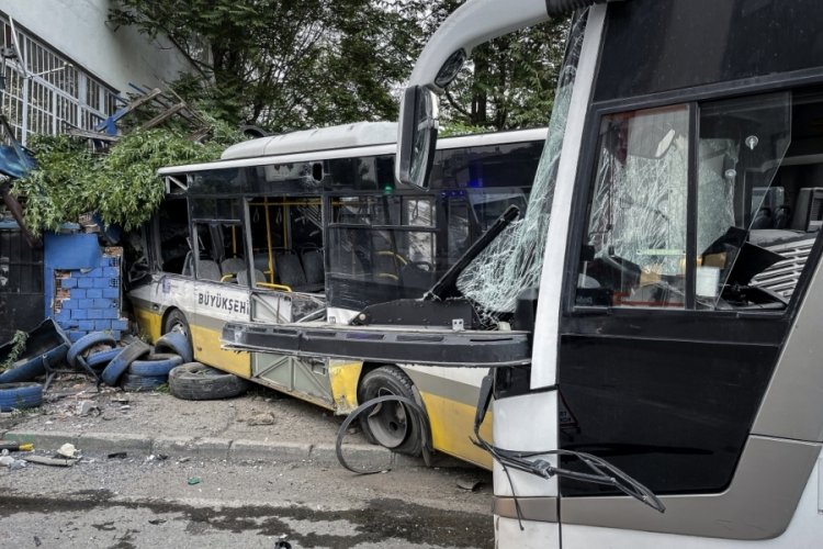 Bursa’da servis aracı ile otobüsü çarpıştı!