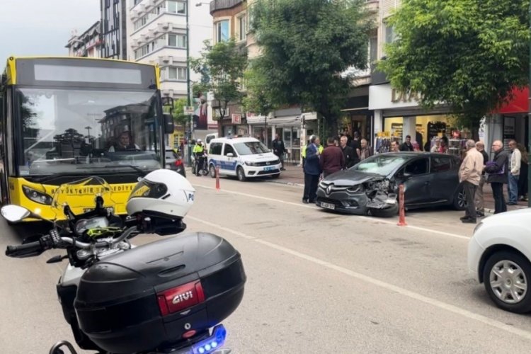 Ters şeritten gelen otomobil, yolcu indiren otobüse çarptı