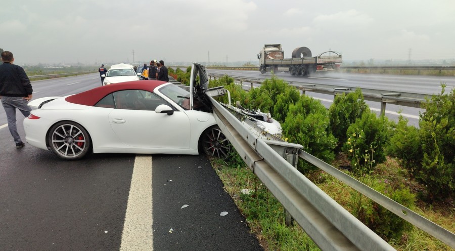 Bursa’da otomobil bariyerlere saplandı!