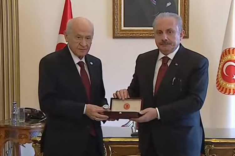 Mustafa Şentop görevini Bahçeli’ye devretti