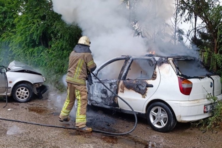 Bursa’da otomobil alev alev yandı