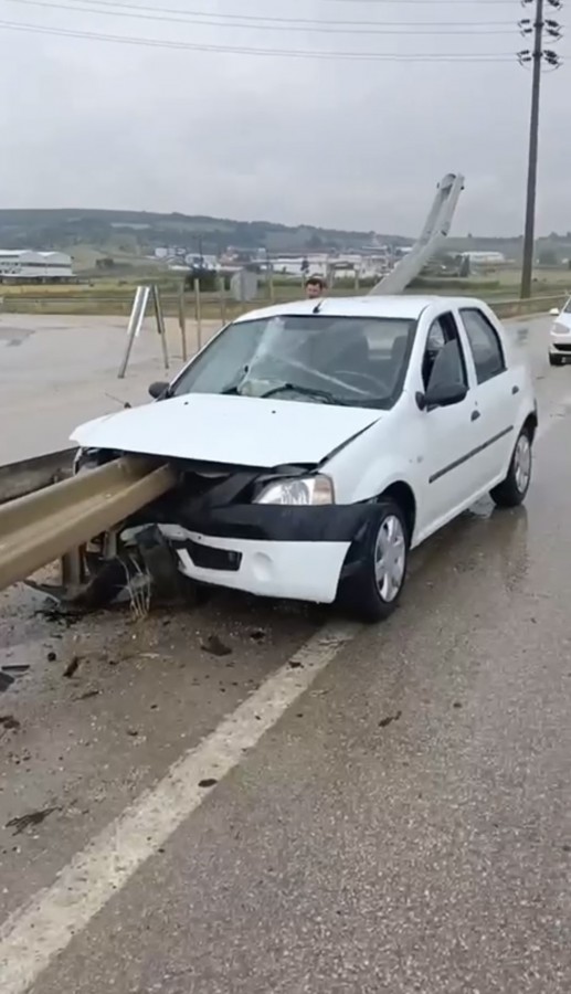 Bursa’da otomobil bariyerlere ok gibi saplandı