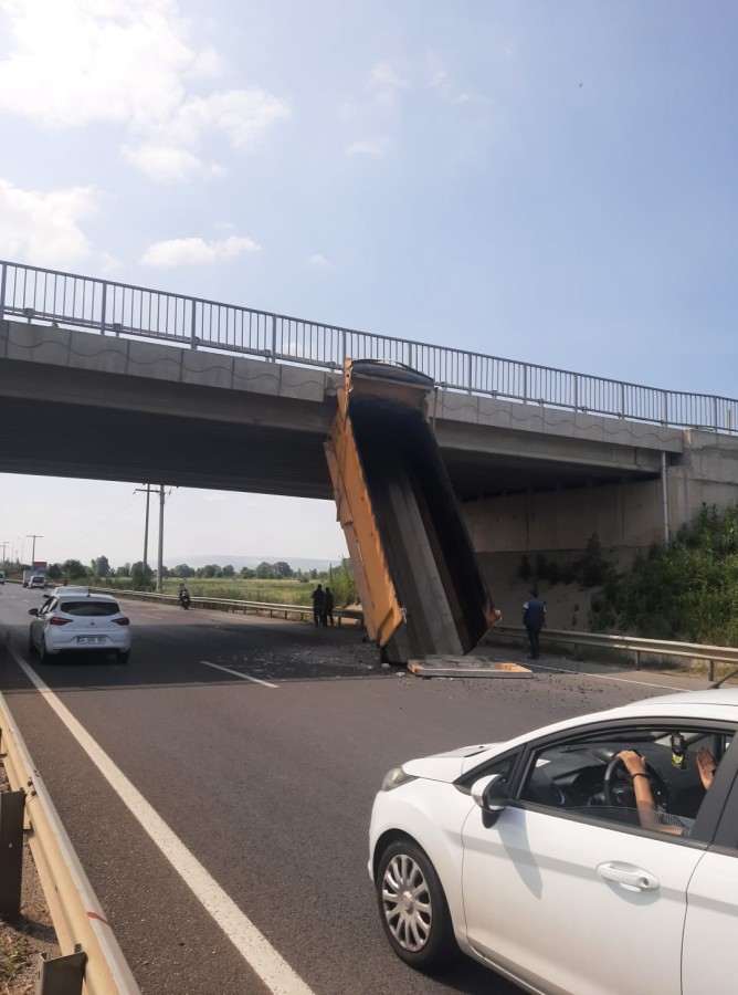 Damperi üst geçide çarpan kamyon şarampole uçtu!