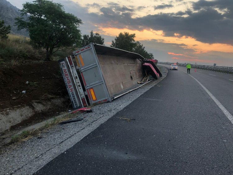 Karşı şeride geçen tır, otobüsle kafa kafaya çarpıştı