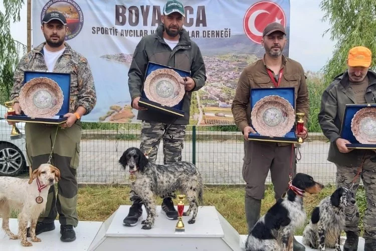 Avcı köpekler ilk sırayı almak için yarıştı