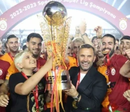 Galatasaray, şampiyonluk kupasını kaldırdı