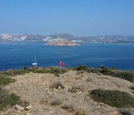 Bodrum’un ada ve koylarına Türk Bayrağı asıldı